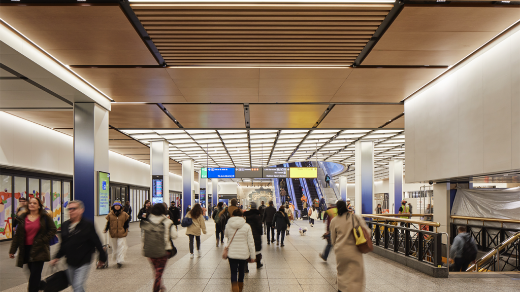 Last reconstructed 30 years ago, New York Penn Station’s LIRR 33rd Street concourse has nearly doubled in width, from 30 to 57 feet, and its ceilings have been raised to 18 feet. The concourse stretches from Seventh Avenue near the 1/2/3 subway to Eighth Avenue near the A/C/E subway. (Lucas Blair Simpson © SOM)