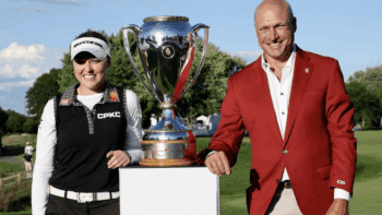 CPKC Executive Vice-President and Chief Marketing Officer John Brooks presents Brooke Henderson with the 2025 CPKC Women’s Open trophy. (CPKC Photograph)